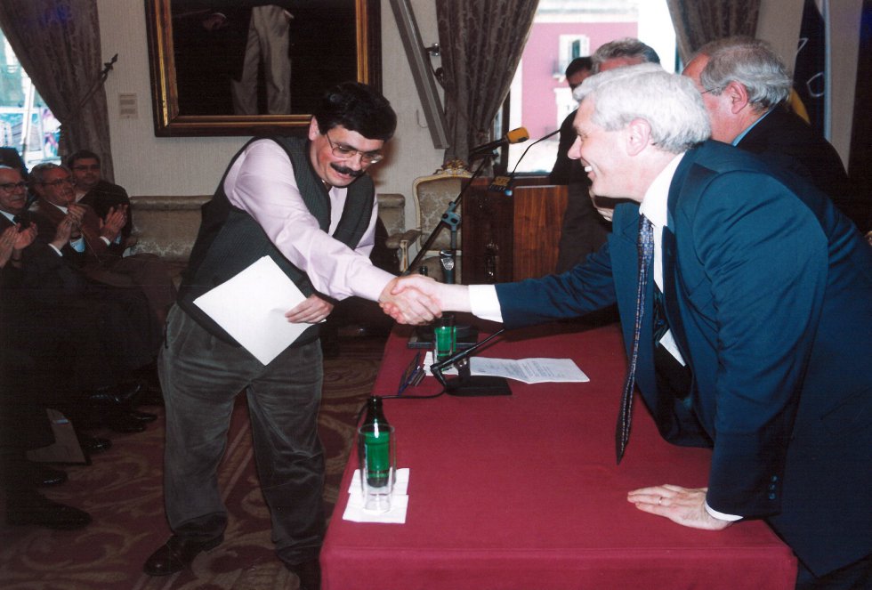 El director de Ser Gijón saluda al director de Proyecto Hombre, Premio en 1999 El director de Ser Gijón saluda al director de Proyecto Hombre, Premio en 1999