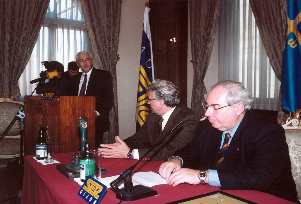 Acto de entrega del Premio en 1999 Acto de entrega del Premio en 1999