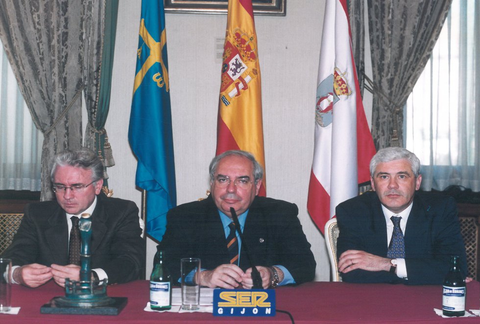 Autoridades en el Salón de Recepciones (1999) Autoridades en el Salón de Recepciones (1999)