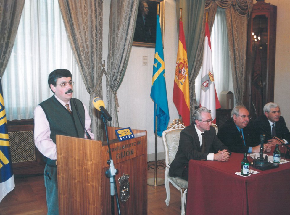 El director de Proyecto Hombre, `Floro´, durante su intervención (1999) El director de Proyecto Hombre, `Floro´, durante su intervención (1999)