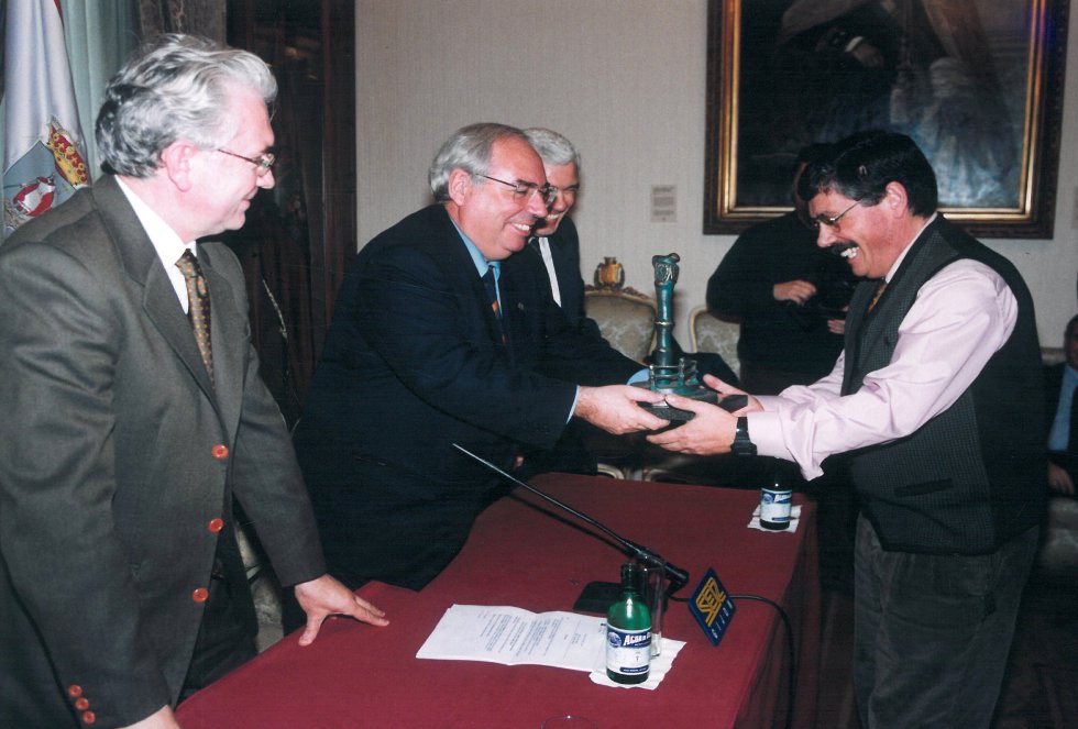 `Floro´ recoge el galardón de manos del alcalde Álvarez Areces (1999) `Floro´ recoge el galardón de manos del alcalde Álvarez Areces (1999)