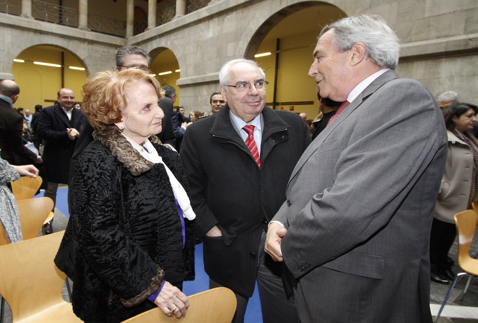 Álvaro Muñiz charla con los ex alcaldes de Gijón, Paz Fernández Felgueroso y Vicente Álvarez Areces (2014) Álvaro Muñiz charla con los ex alcaldes de Gijón, Paz Fernández Felgueroso y Vicente Álvarez Areces (2014)