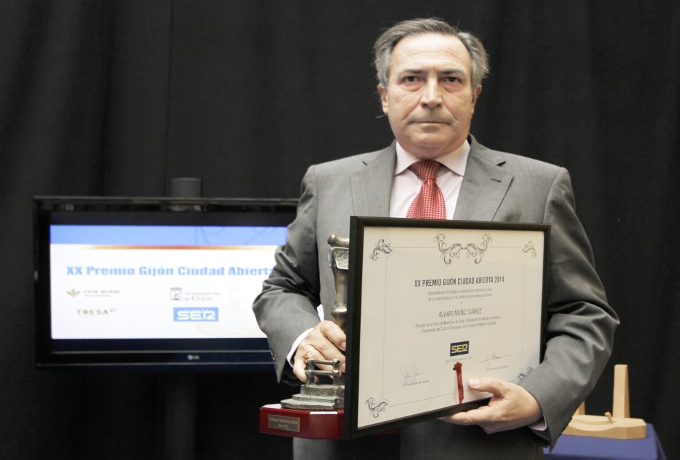 Álvaro Muñiz, director de la FIDMA, posa junto a 'La Escalerona' y el diploma de galardonado (2014) Álvaro Muñiz, director de la FIDMA, posa junto a 'La Escalerona' y el diploma de galardonado (2014)