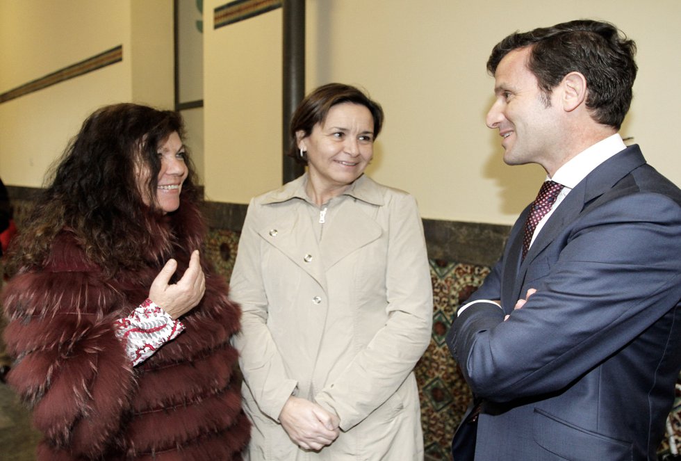 El director de Ser Gijón, Pablo González-Palacios y la Jefa de Informativos, Guillermina Caso, conversan con la alcaldesa de Gijón, Carmen Moriyón (2015) El director de Ser Gijón, Pablo González-Palacios y la Jefa de Informativos, Guillermina Caso, conversan con la alcaldesa de Gijón, Carmen Moriyón (2015)
