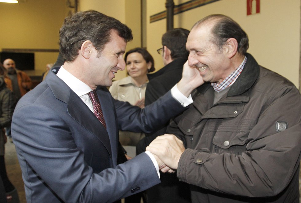 El director de Ser Gijón, Pablo González-Palacios, saluda cariñosamente a Quini, galardonado en 2008 (2015) El director de Ser Gijón, Pablo González-Palacios, saluda cariñosamente a Quini, galardonado en 2008 (2015)