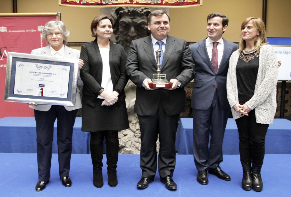 Foto de familia con el galardonado FICEMU (2015) Foto de familia con el galardonado FICEMU (2015)