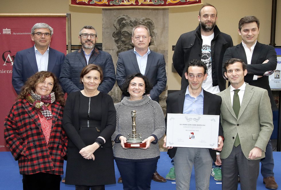 Foto de familia con el galardonado VEGAPRESAS (2016) Foto de familia con el galardonado VEGAPRESAS (2016)