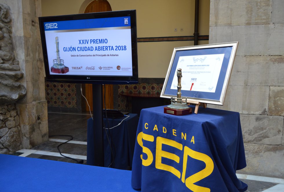 Diploma y Escalerona de la vigésimo cuarta edición del Premio (2018) Diploma y Escalerona de la vigésimo cuarta edición del Premio (2018)