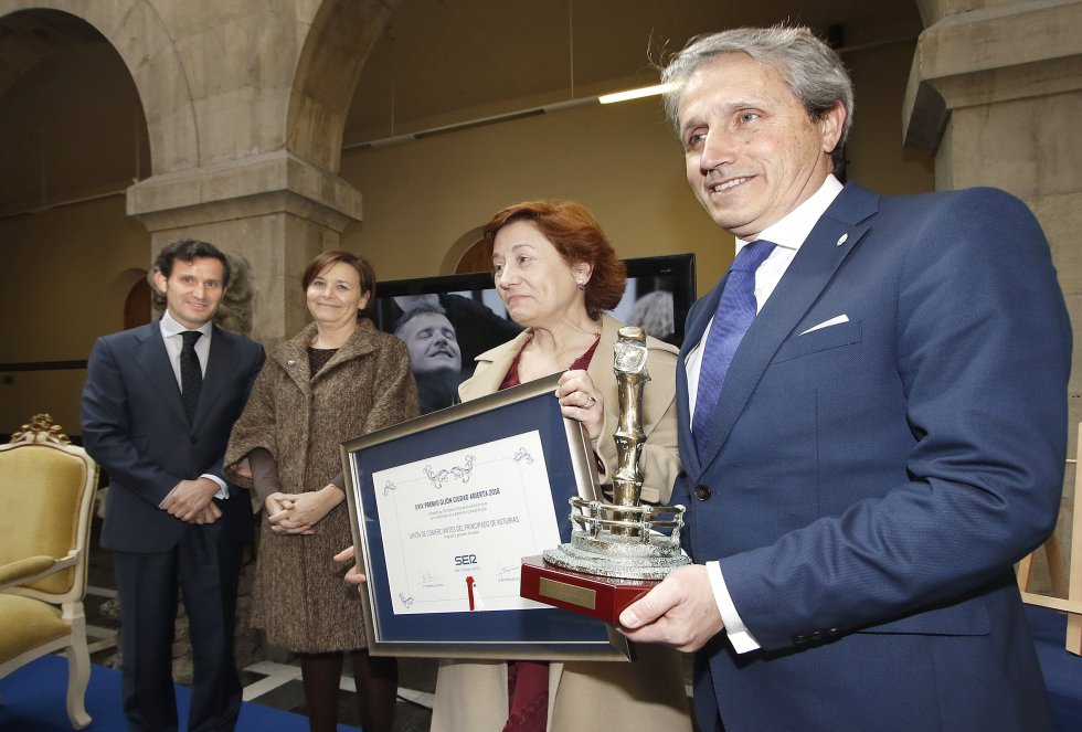 El presidente de la Unión de Comerciantes de Asturias, Germán Heredia y su gerente, Carmen Moreno con el galardón (2018) El presidente de la Unión de Comerciantes de Asturias, Germán Heredia y su gerente, Carmen Moreno con el galardón (2018)