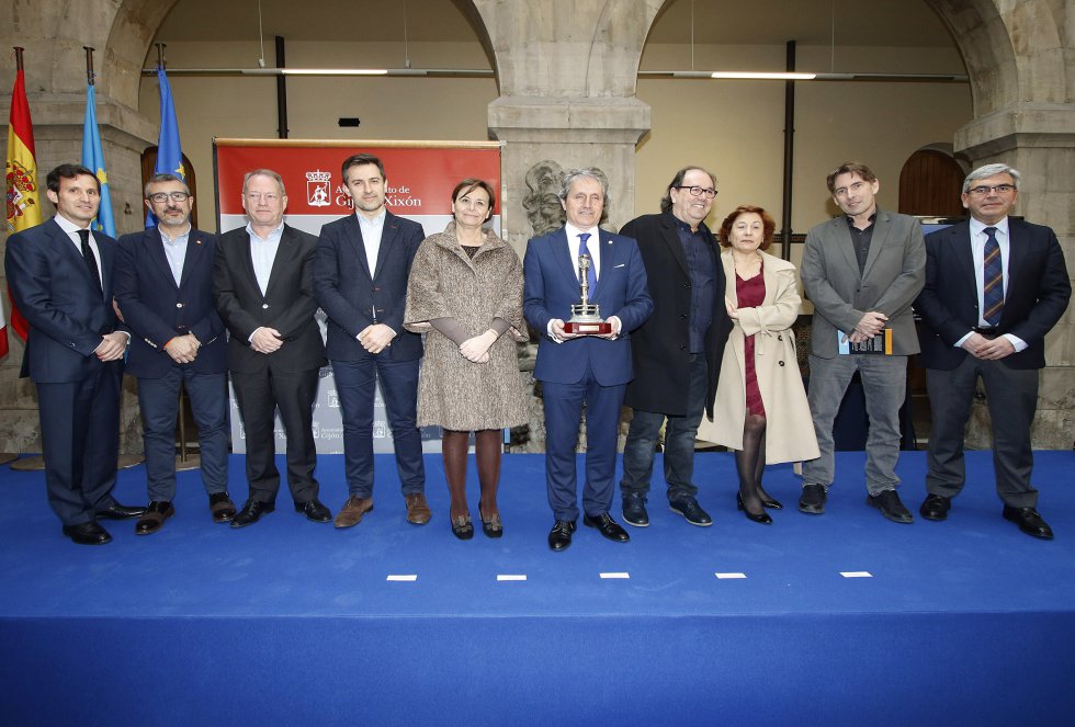 Foto de familia del galardonado, la Unión de Comerciantes de Asturias (2018) Foto de familia del galardonado, la Unión de Comerciantes de Asturias (2018)