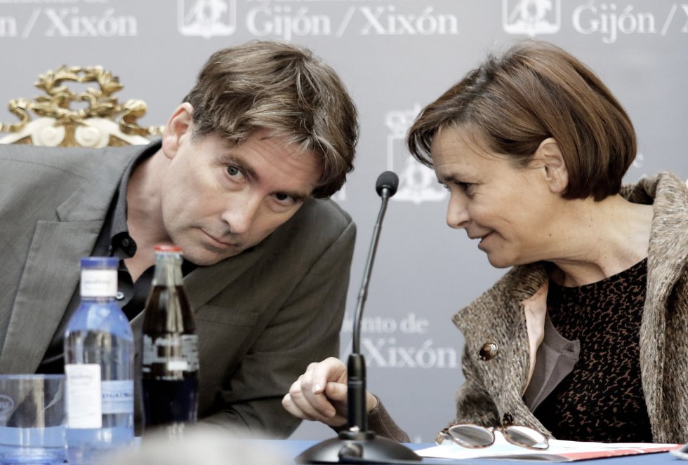 La alcaldesa de Gijón, Carmen Moriyón, habla con el director de 'A vivir', Javier del Pino (2018) La alcaldesa de Gijón, Carmen Moriyón, habla con el director de 'A vivir', Javier del Pino (2018)