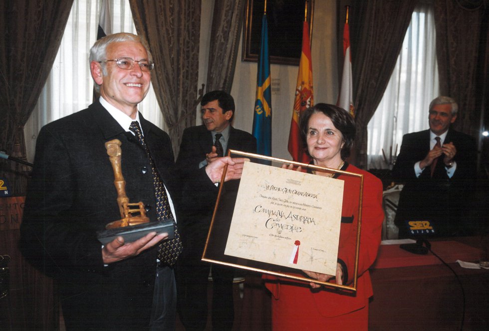 La alcaldesa, Paz Fernández Felgueroso, entrega el galardón a la Compañía Asturiana de Comedias (2000) La alcaldesa, Paz Fernández Felgueroso, entrega el galardón a la Compañía Asturiana de Comedias (2000)