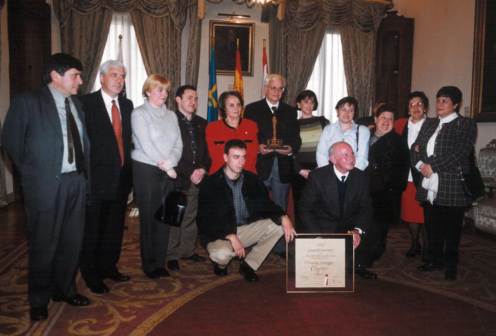 Foto de familia con el premiado, la Compañía Asturiana de Comedias (2000) Foto de familia con el premiado, la Compañía Asturiana de Comedias (2000)