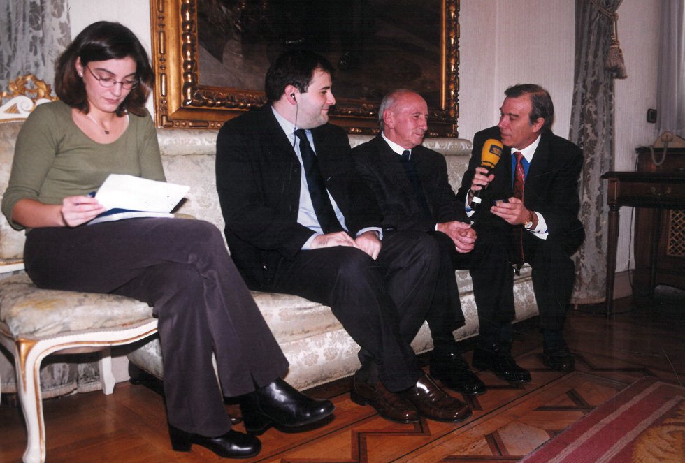 Momentos de radio con Pachi Poncela y Monica Yugueros durante la entrega (2000) Momentos de radio con Pachi Poncela y Monica Yugueros durante la entrega (2000)