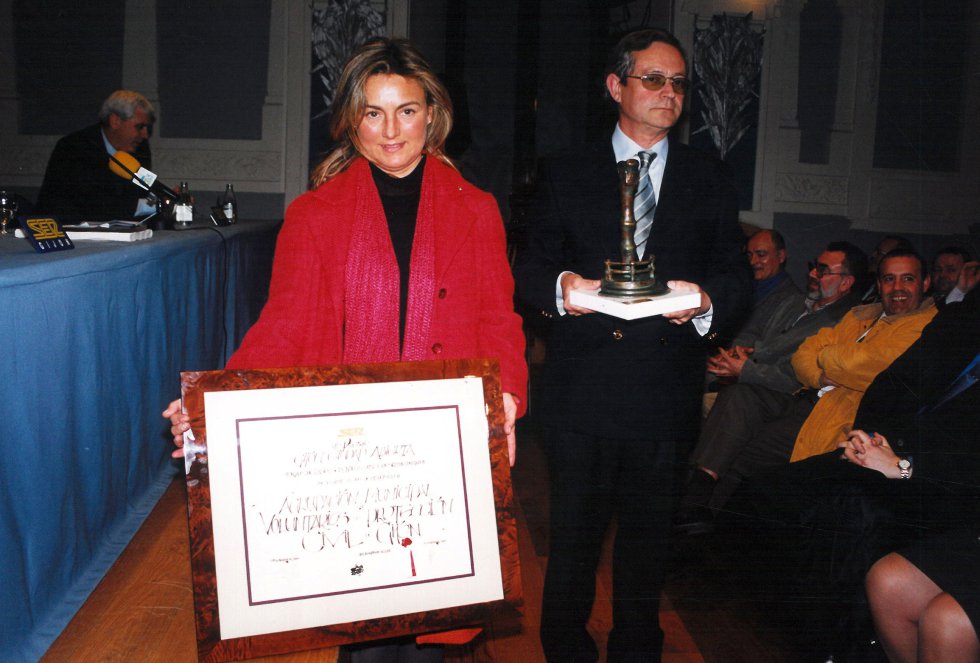 Bernardo Canga y su esposa recogen el Premio (2001) Bernardo Canga y su esposa recogen el Premio (2001)