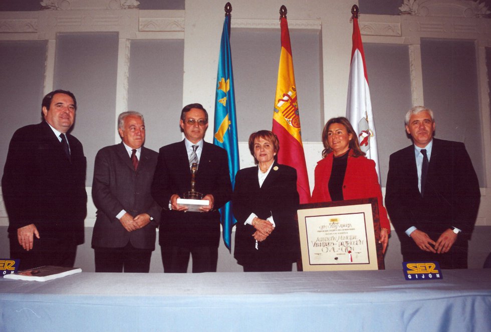 Los galardonados posan junto a las autoridades (2001) Los galardonados posan junto a las autoridades (2001)