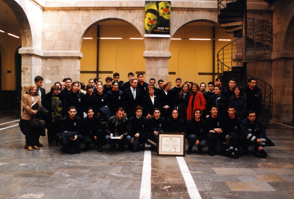 Foto de familia con el premiado, Agrupación de Voluntarios de Proteccion Civil (2001) Foto de familia con el premiado, Agrupación de Voluntarios de Proteccion Civil (2001)