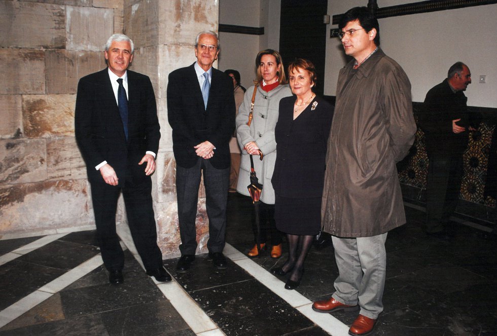 La alcaldesa, Paz Fernández Felgueroso junto al concejal, Pedro Sanjurjo y la portavoz del PP, Pilar Fernández Pardo y el presidente del Foro (2000) La alcaldesa, Paz Fernández Felgueroso junto al concejal, Pedro Sanjurjo y la portavoz del PP, Pilar Fernández Pardo y el presidente del Foro (2000)