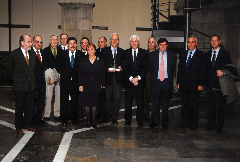 Foto de familia con el galardonado, la Fundación Foro Jovellanos (2002) Foto de familia con el galardonado, la Fundación Foro Jovellanos (2002)