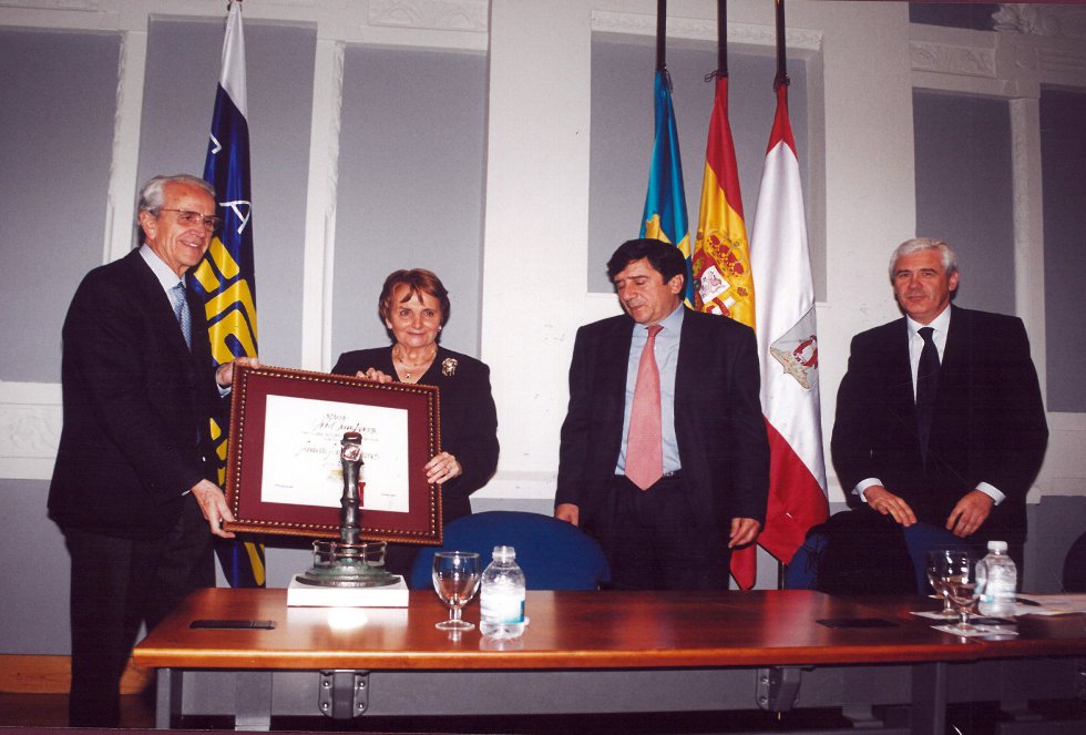 La alcaldesa, Paz Fernández Felgueroso, hace entrega del Premio a la Fundación Foro Jovellanos (2002) La alcaldesa, Paz Fernández Felgueroso, hace entrega del Premio a la Fundación Foro Jovellanos (2002)