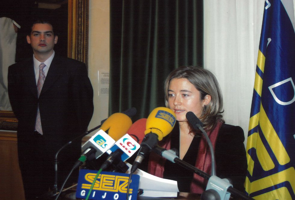 La secretaria del jurado, Paloma Llanos, interviene el acto (2003) La secretaria del jurado, Paloma Llanos, interviene el acto (2003)