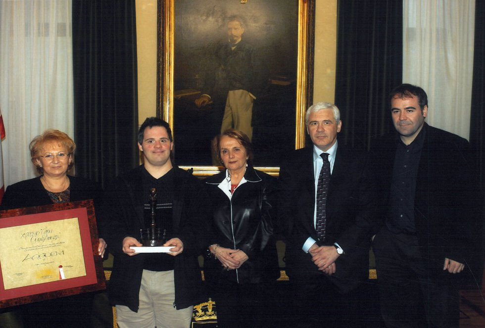 Foto de familia con el premiado, AGISDEM (2004) Foto de familia con el premiado, AGISDEM (2004)