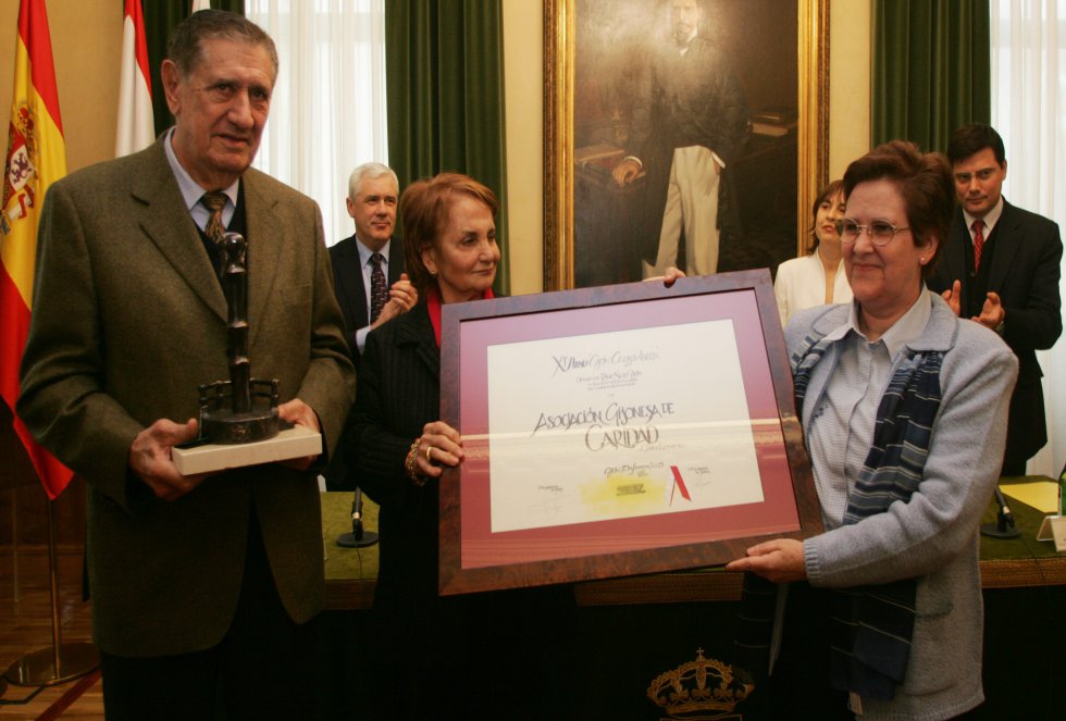La Asociación Gijonesa de Caridad - Cocina Económica recibe el galardón (2005) La Asociación Gijonesa de Caridad - Cocina Económica recibe el galardón (2005)