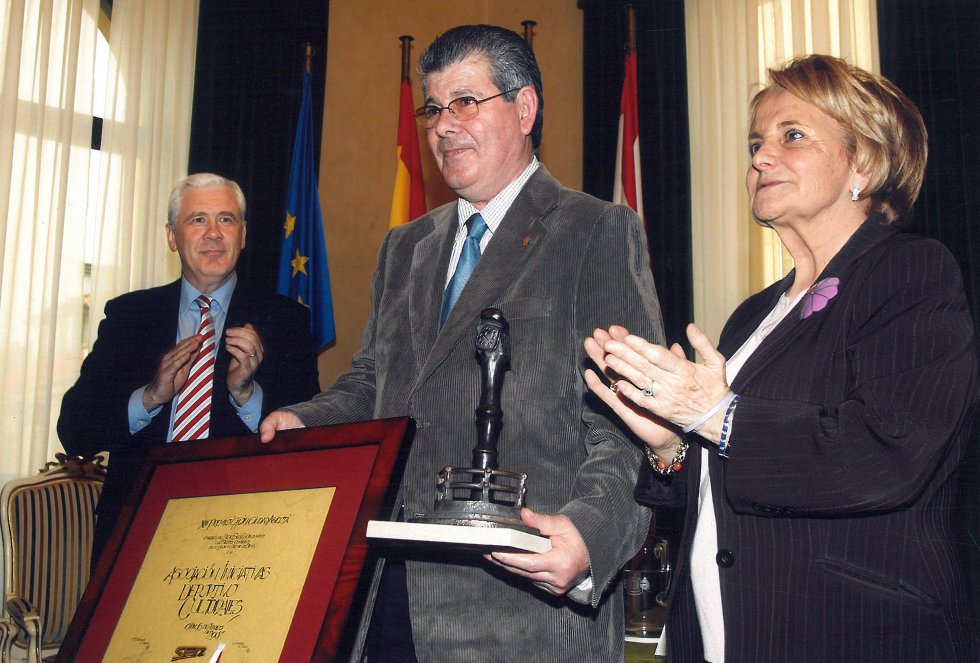 La alcaldesa, Paz Fernández Felgueroso, hace entrega del Premio a los responsables de las Iniciativas Deportivo Culturales (2007) La alcaldesa, Paz Fernández Felgueroso, hace entrega del Premio a los responsables de las Iniciativas Deportivo Culturales (2007)