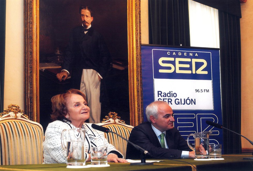 El director de Ser Gijón, Francisco Aresti, junto a la alcaldesa, Paz Fernández Felgueroso (2010) El director de Ser Gijón, Francisco Aresti, junto a la alcaldesa, Paz Fernández Felgueroso (2010)