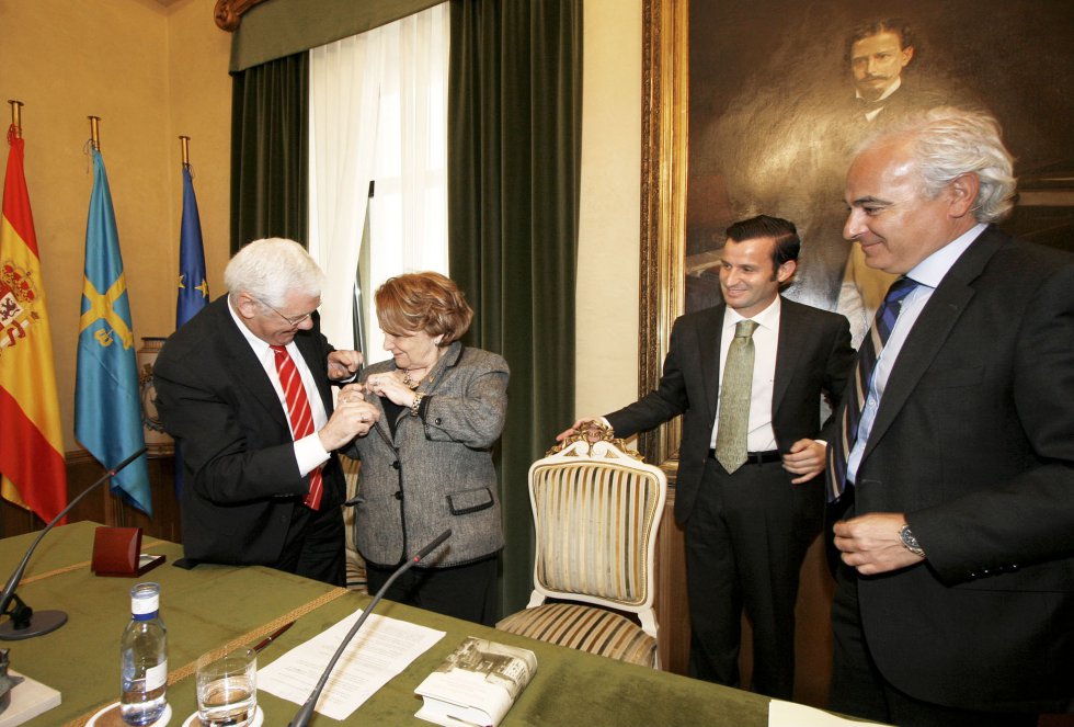 El primer director de Ser Gijón impone la insignia de oro de la Cadena Ser a la alcaldesa Paz Fernández Felgueroso con motivo de la culminación de su mandato (2011) El primer director de Ser Gijón impone la insignia de oro de la Cadena Ser a la alcaldesa Paz Fernández Felgueroso con motivo de la culminación de su mandato (2011)