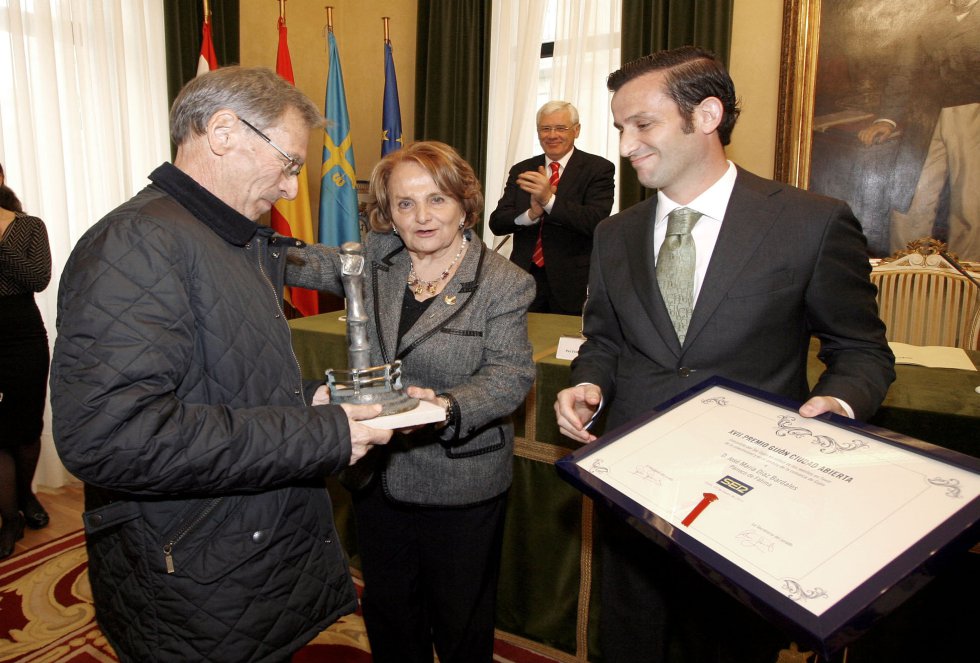 El párroco de Fátima, José María Bardales, recibe el Premio de manos de la alcaldesa, Paz Fernández Felgueroso y el director de Ser Gijón, Pablo González-Palacios (2011) El párroco de Fátima, José María Bardales, recibe el Premio de manos de la alcaldesa, Paz Fernández Felgueroso y el director de Ser Gijón, Pablo González-Palacios (2011)