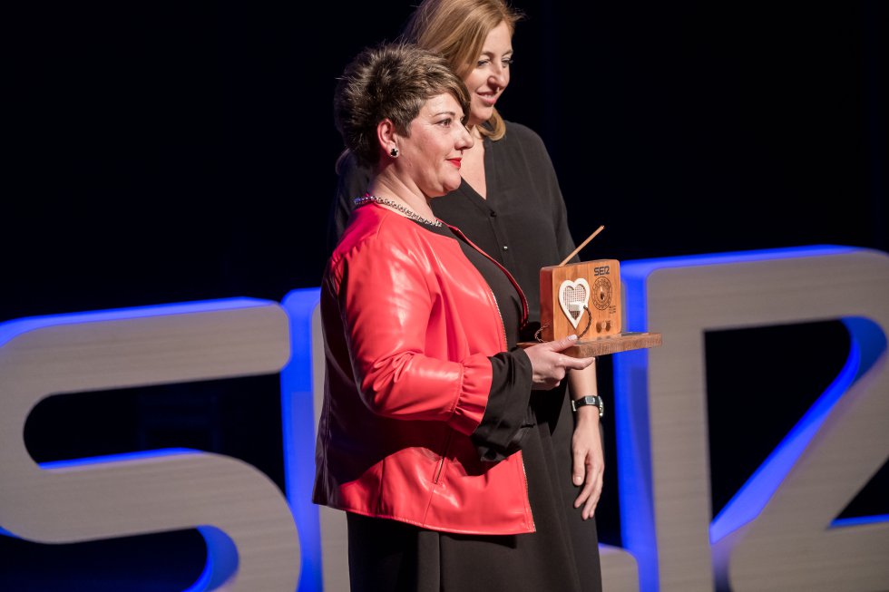 Pilar Jiménez, presidenta de APRECU recibe el Reconocimiento al Sector Cuchillero Pilar Jiménez, presidenta de APRECU recibe el Reconocimiento al Sector Cuchillero
