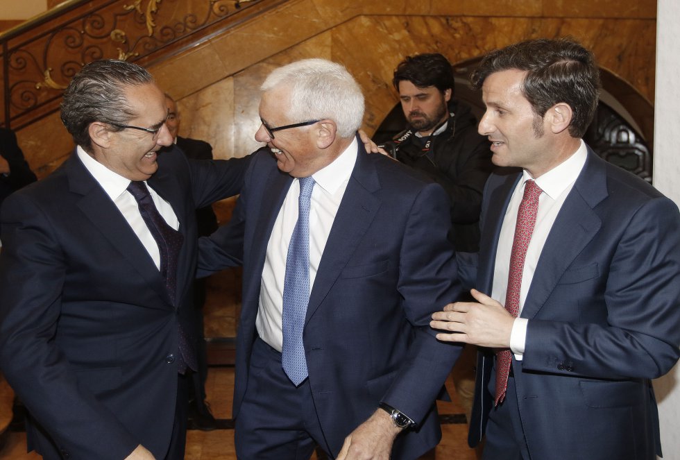 El director de la Red de Emisoras de la Cadena Ser, José Carlos Herreros saluda al primer director de Ser Gijón, Joaquín Fernández-Carvajal en presencia del actual responsable de la emisora, Pablo González-Palacios El director de la Red de Emisoras de la Cadena Ser, José Carlos Herreros saluda al primer director de Ser Gijón, Joaquín Fernández-Carvajal en presencia del actual responsable de la emisora, Pablo González-Palacios