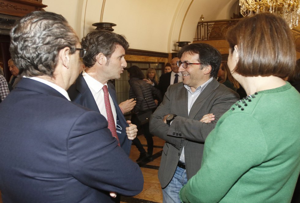 El director de Ser Gijón, Pablo González-Palacios charla con Ángel González (Diario El Comercio) junto al director de la Red de Emisoras de la Cadena Ser, José Carlos Herreros y la alcaldesa de Gijón, Carmen Moriyón El director de Ser Gijón, Pablo González-Palacios charla con Ángel González (Diario El Comercio) junto al director de la Red de Emisoras de la Cadena Ser, José Carlos Herreros y la alcaldesa de Gijón, Carmen Moriyón