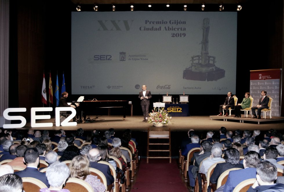 Un Teatro Jovellanos abarrotado sigue las explicaciones del maestro de ceremonias, Nacho Poncela Un Teatro Jovellanos abarrotado sigue las explicaciones del maestro de ceremonias, Nacho Poncela