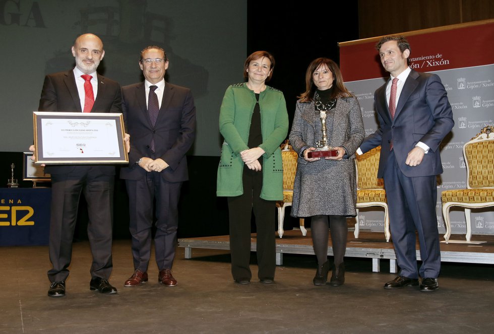 El presidente del Real Grupo de Cultura Covadonga, Antonio Corripio y la vicepresidenta de la entidad posan con el premio junto al director de la Red de Emisoras de la Cadena Ser, José Carlos Herreros; el director de Ser Gijón Pablo González-Palacios y la alcaldesa de Gijón, Carmen Moriyón El presidente del Real Grupo de Cultura Covadonga, Antonio Corripio y la vicepresidenta de la entidad posan con el premio junto al director de la Red de Emisoras de la Cadena Ser, José Carlos Herreros; el director de Ser Gijón Pablo González-Palacios y la alcaldesa de Gijón, Carmen Moriyón