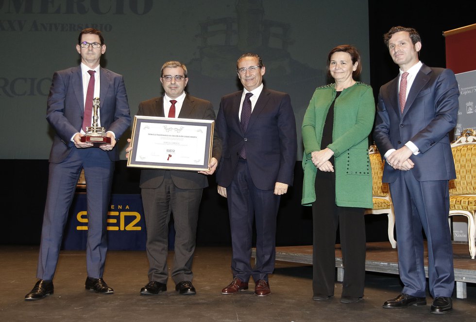 El director general de EL COMERCIO, Goyo Ezama y el director del diario, Marcelino Gutiérrez posan con el galardón junto al director de la Red de Emisoras de la Cadena Ser, José Carlos Herreros; el director de Ser Gijón Pablo González-Palacios y la alcaldesa de Gijón, Carmen Moriyón El director general de EL COMERCIO, Goyo Ezama y el director del diario, Marcelino Gutiérrez posan con el galardón junto al director de la Red de Emisoras de la Cadena Ser, José Carlos Herreros; el director de Ser Gijón Pablo González-Palacios y la alcaldesa de Gijón, Carmen Moriyón