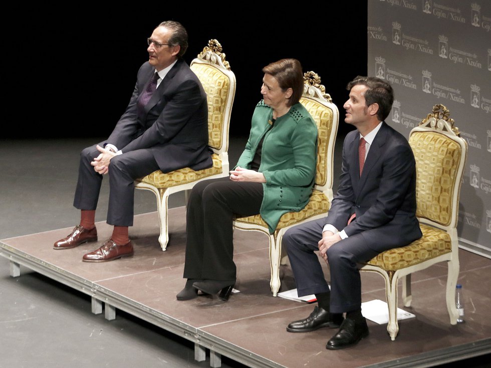 El director de la Red de Emisoras de la Cadena Ser, José Carlos Herreros; la alcaldesa de Gijón, Carmen Moriyón y el director de Ser Gijón, Pablo González-Palacios desde la zona de autoridades El director de la Red de Emisoras de la Cadena Ser, José Carlos Herreros; la alcaldesa de Gijón, Carmen Moriyón y el director de Ser Gijón, Pablo González-Palacios desde la zona de autoridades