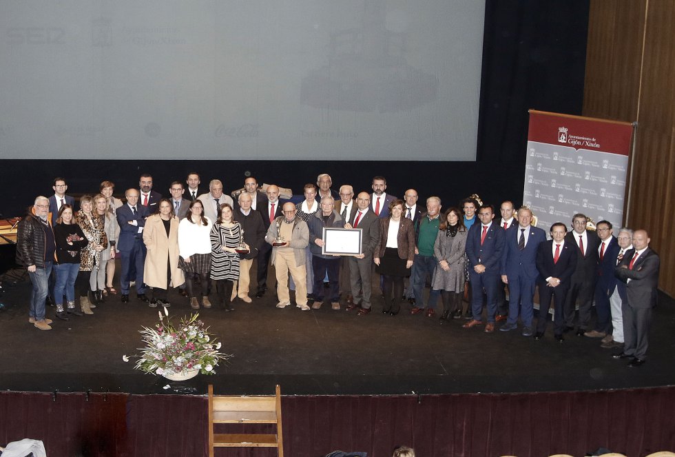 Algunos de los integrantes del Diario El Comercio y del Grupo posan con el galardón Algunos de los integrantes del Diario El Comercio y del Grupo posan con el galardón