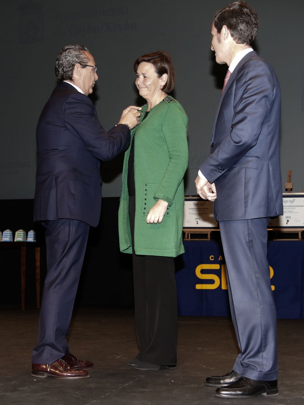 El director de la Red de Emisoras, José Carlos Herreros le impone la insignia de oro a la alcaldesa de Gijón, Carmen Moriyón en presencia del director de Ser Gijón, Pablo González-Palacios El director de la Red de Emisoras, José Carlos Herreros le impone la insignia de oro a la alcaldesa de Gijón, Carmen Moriyón en presencia del director de Ser Gijón, Pablo González-Palacios