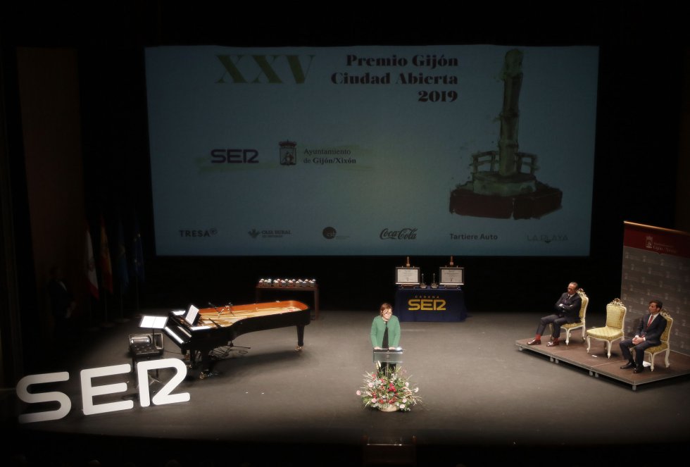 La alcaldesa de Gijón, Carmen Moriyón, durante su discurso La alcaldesa de Gijón, Carmen Moriyón, durante su discurso