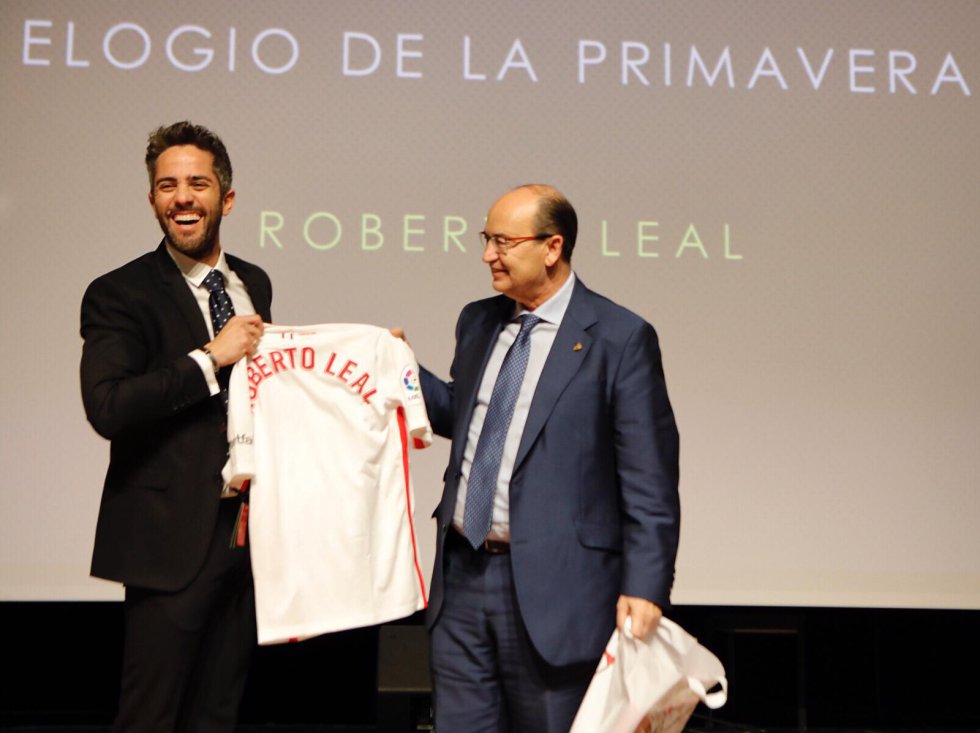 Roberto Leal recibe de manos del presidente del Sevilla, José Castro, una camiseta con su nombre Roberto Leal recibe de manos del presidente del Sevilla, José Castro, una camiseta con su nombre