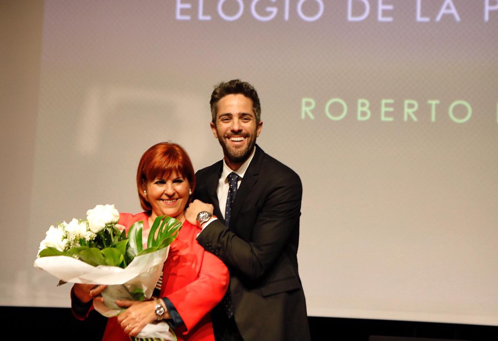 Roberto Leal, acompañado por su madre Roberto Leal, acompañado por su madre
