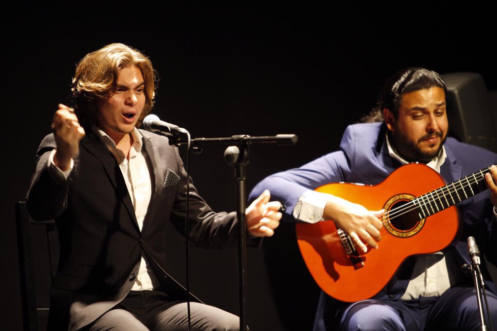 Manuel de la Tomasa, acompañado a la guitarra por José de Pura, en el cante por alegrías Manuel de la Tomasa, acompañado a la guitarra por José de Pura, en el cante por alegrías