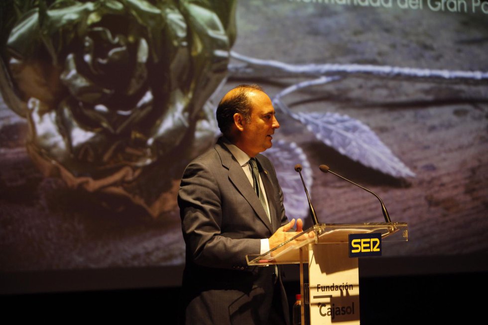 Félix Ríos, hermano mayor del Gran Poder, se dirige a los presentes tras recibir la Rosa de Pasión de Cruz de Guía Félix Ríos, hermano mayor del Gran Poder, se dirige a los presentes tras recibir la Rosa de Pasión de Cruz de Guía