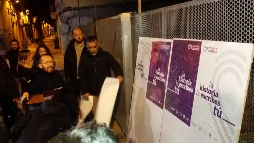 Pegada de carteles de Podemos en la Plaza Las Armas Pegada de carteles de Podemos en la Plaza Las Armas