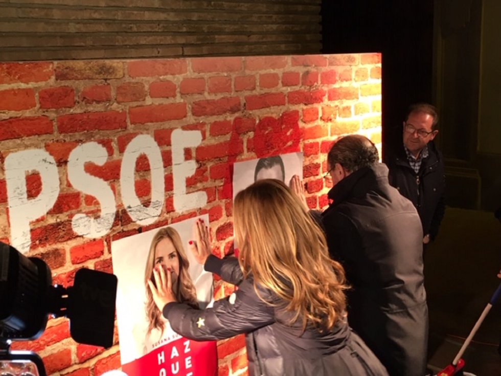 Pegada de carteles del PSOE en pared simulada de ladrillo caravista Pegada de carteles del PSOE en pared simulada de ladrillo caravista