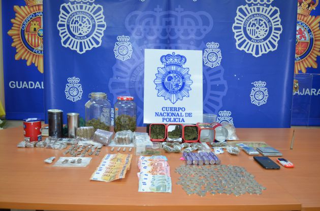La Policía Nacional detiene a dos hermanos por la venta de droga en el Campus Universitario de Guadalajara: Detenidos por vender droga junto al Campus Universitario de Guadalajara La Policía Nacional detiene a dos hermanos por la venta de droga en el Campus Universitario de Guadalajara: Detenidos por vender droga junto al Campus Universitario de Guadalajara