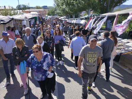 La Feria de la Cruz de Mayo convierte a Cacabelos en un hervidero de gente