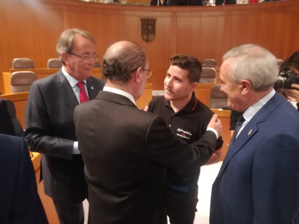 Nacho Escartín (Podemos) saluda a Javier Lambán, rodeado de socialistas, Carlos Pérez Anadón (i) y Javier Sada (d) ¿Habrá acuerdo? Nacho Escartín (Podemos) saluda a Javier Lambán, rodeado de socialistas, Carlos Pérez Anadón (i) y Javier Sada (d) ¿Habrá acuerdo?